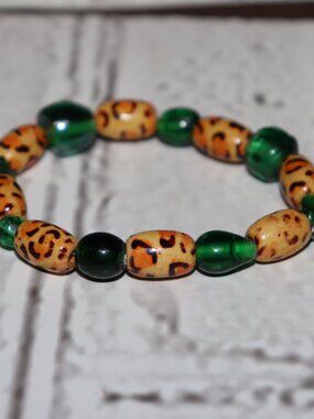 🤎💚✨ NWOT Wooden & Green Glass Beaded Bracelet · 7"
